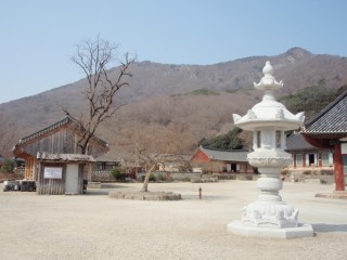 선운사는 전라북도 고창군 아산면 삼인리 선운산도립공원 내에 있는 절이다. 